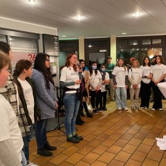 Ausstellungseröffnung zur Projektreihe „Angekommen in Deutschland“ am 12.10.2022 im Lohfeldener Rathaus. Projektleiterin Maike Ortel (M.) von der Lohfeldener Jugendpflege begrüßte die Besucherinnen und Besucher sowie die Teilnehmerinnen und Teilnehmer.