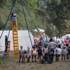 Kistenstapeln auf dem FerienFez-Platz.