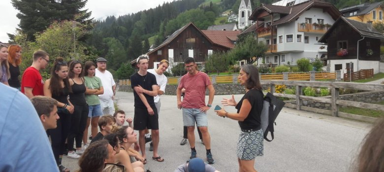 Im Anschluss an die offizielle Begrüßung führte Tanja Weiß-Thalmann vom Tourismusbüro Berg im Drautal die Gruppe durch Berg im Drautal und zeigte alle Sehenswürdigkeiten.