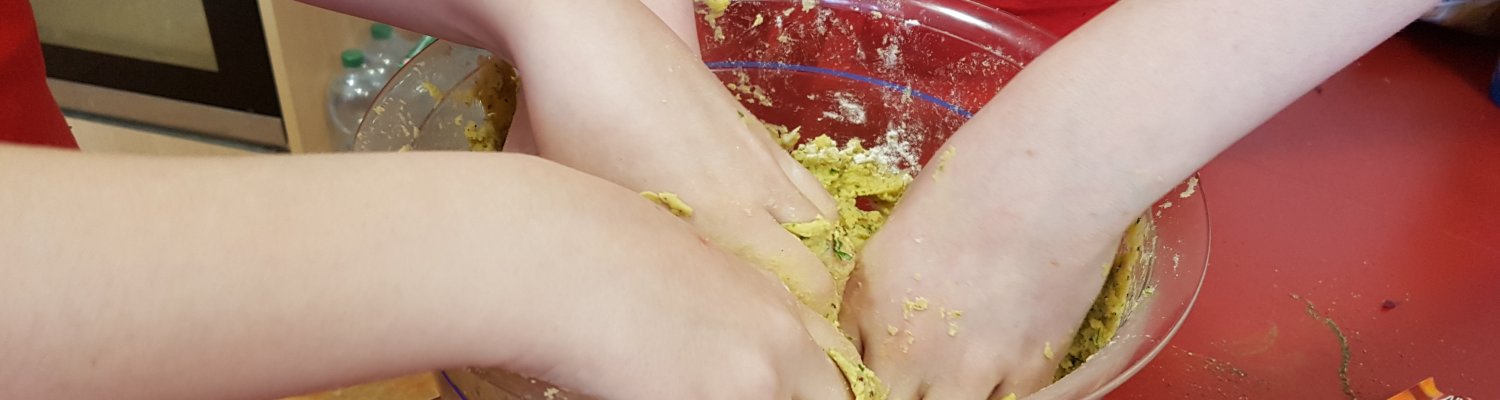 Hände in Schüssel mischen Teig