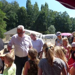 Die Bürgermeister von Lohfelden und Söhrewald spendieren Eis beim FerienFEZ.