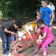 FEZ Kinder ins Spiel vertieft.