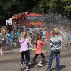 Die Feuerwehr besucht die Ferienspiele FEZ.