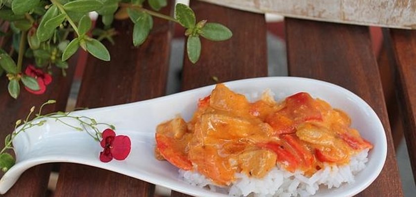 Bild einer cremigen Gefluegel-Paprika-Soße.