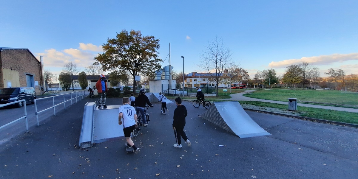 Mehrere Kinder auf der Skate Anlage in Lohfelden