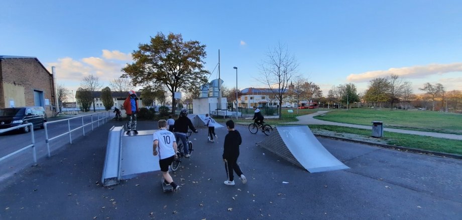 Mehrere Kinder auf der Skate Anlage in Lohfelden