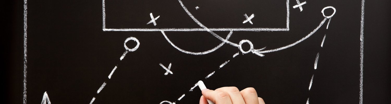 Fußball, Zeichnung von Spielzügen,  Spielbuch, Taktik und Strategie mit Kreide auf Tafel.