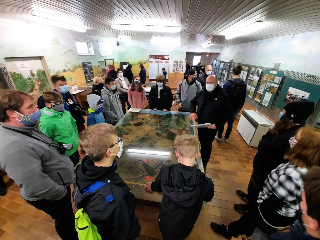 Jugendliche in der Ausstellung