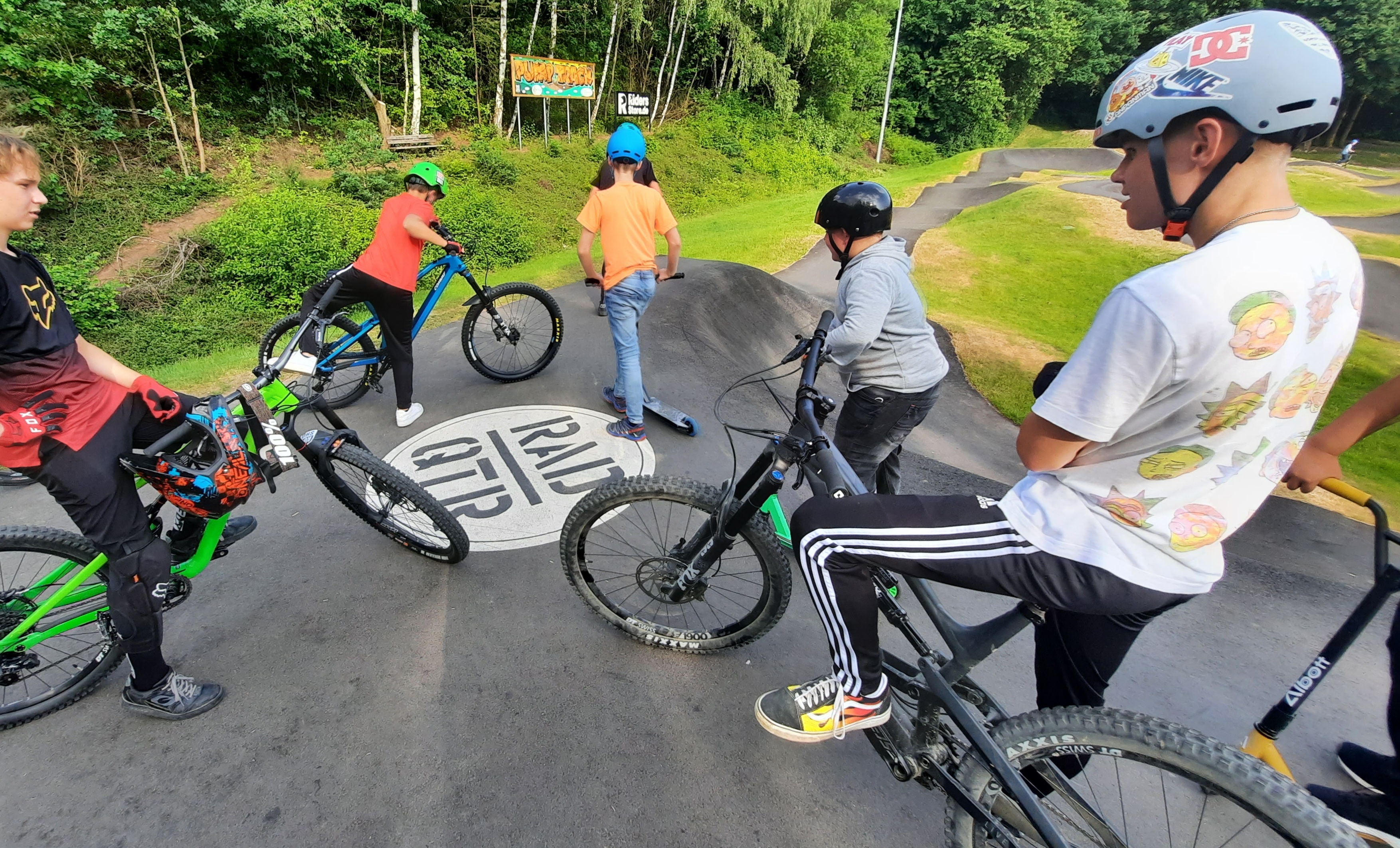 Lohfeldener Kinder und Jugendliche zu Besuch auf dem Pumptrack Sontra