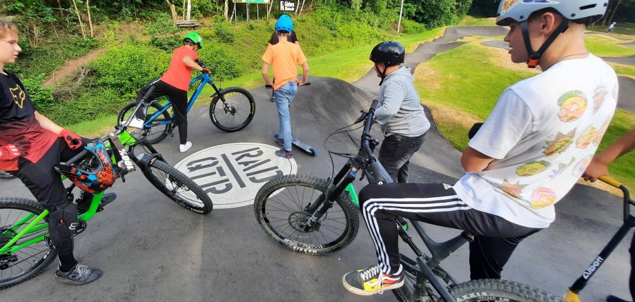 Lohfeldener Kinder und Jugendliche zu Besuch auf dem Pumptrack Sontra