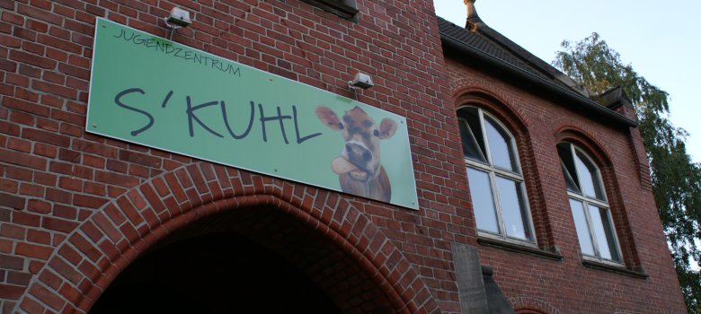 Eingang zum Jugendzentrum S´Kuhl in der Crumbacher Straße 18